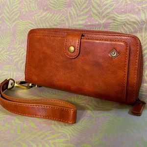 Pola clutch zipper wallet